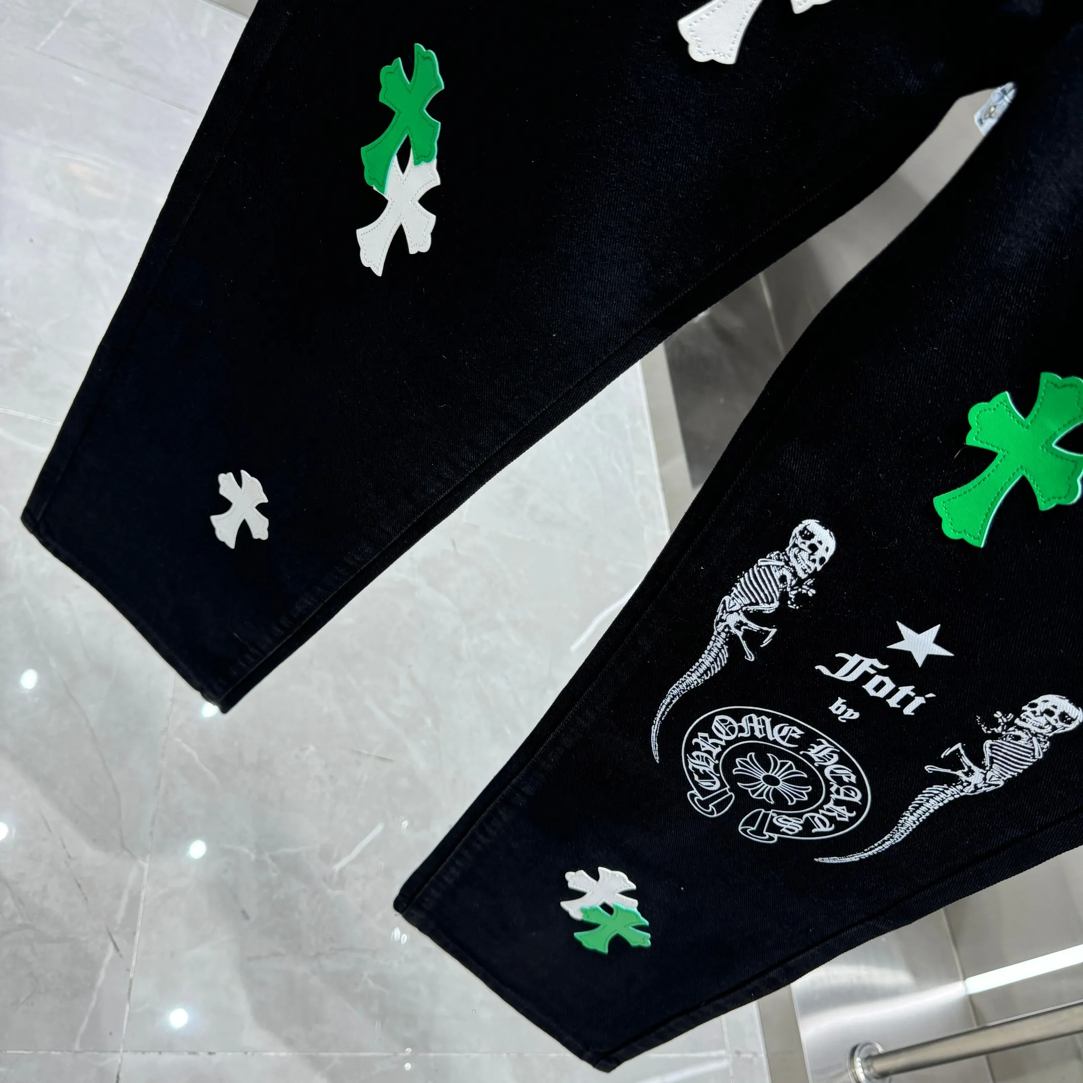 🅿️270 Crow Heart Cross Logo + Printed Logo Jeans 2025 latest product, original goods, washed casual jeans, imported original washed stretch fabric, comfortable and elastic, original hardware accessories decorated with logo, super correct version, extremely high grade, counter quality, fashionable and stylish upper body. The printing uses imported foam printing, customized buttons, YKK zippers. The complete set of accessories is customized by molding. Color: Black Size: S-XXL 28 30 32 34 36 code